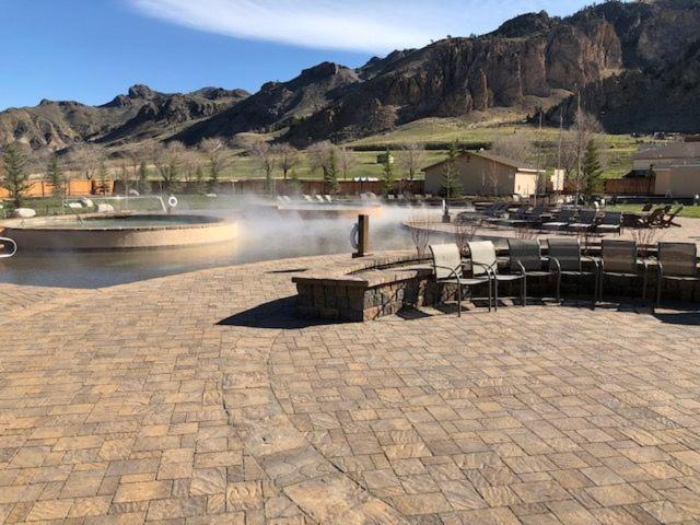 Yellowstone Hot Springs Resort Gardiner Exterior foto